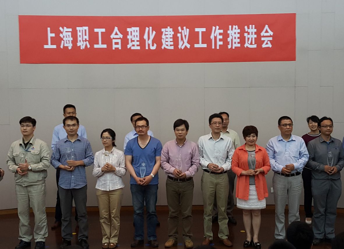 舍弗勒大中華區(qū)電驅動團隊工程師高志川（前排左二）代表公司領獎。